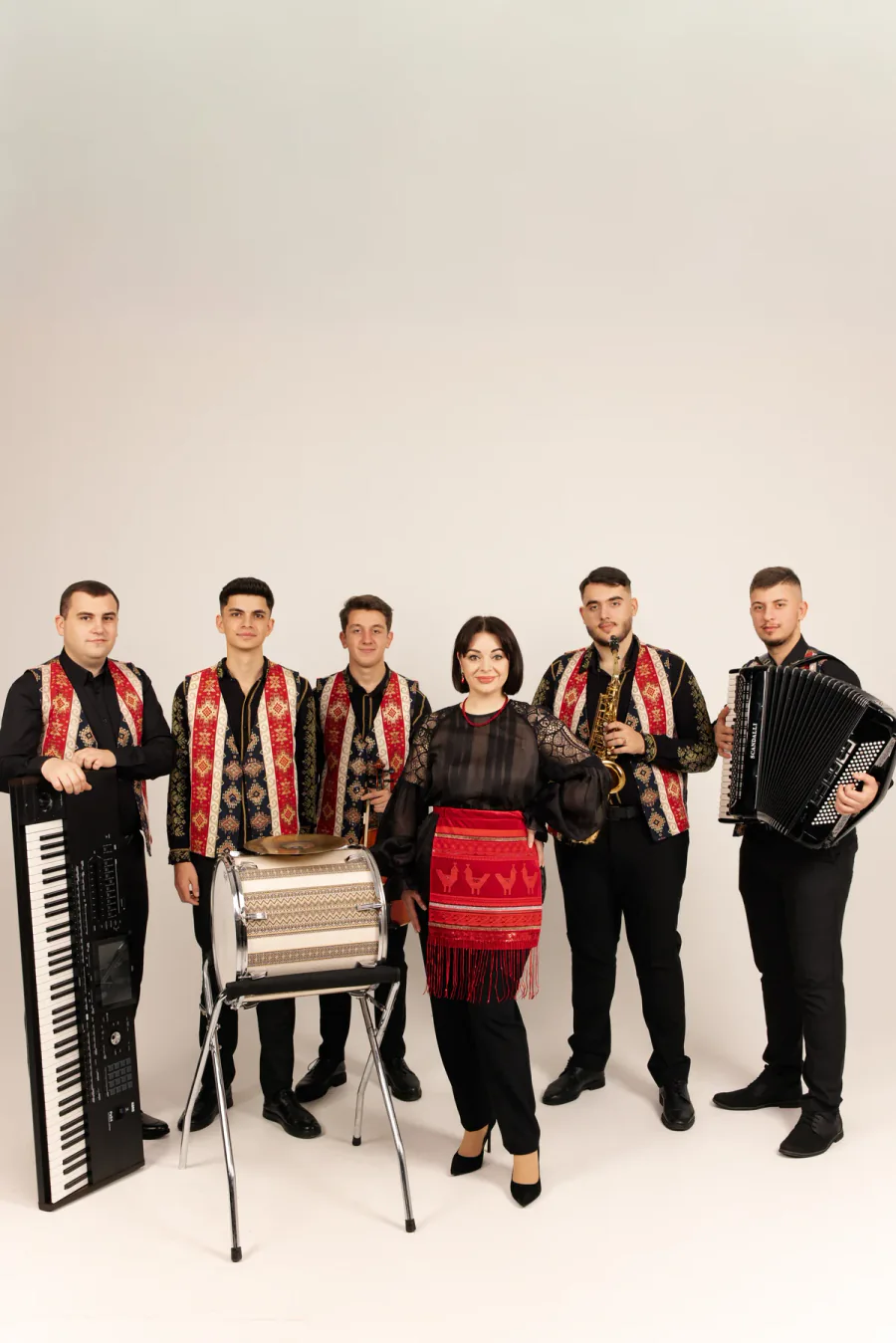 Echipa CEARDAȘ într-un portret de grup în ținute de scenă